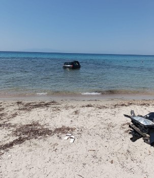 Συναγερμός στο Λιμενικό: Βρέθηκε αυτοκίνητο μέσα στη θάλασσα