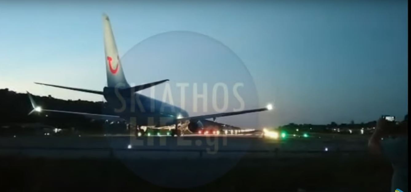 Σε βίντεο η στιγμή που τουρίστρια εκτινάσσεται από τα αέρια τουρμπίνας αεροσκάφους