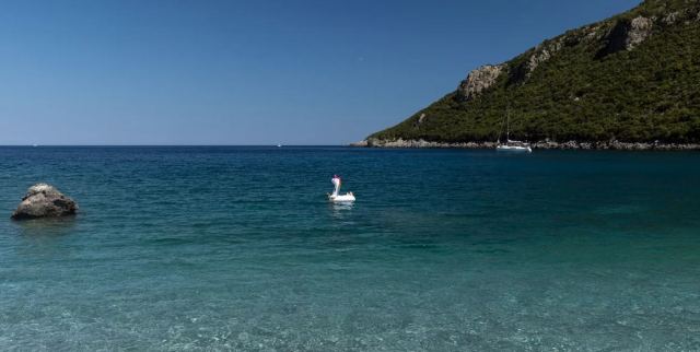 Παρασύρθηκε 3χρονο κοριτσάκι με το στρώμα της στη θάλασσα