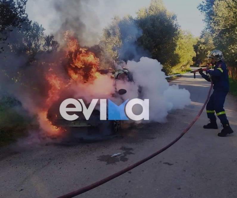 Εύβοια: Αυτοκίνητο πήρε φωτιά στην Κορασίδα