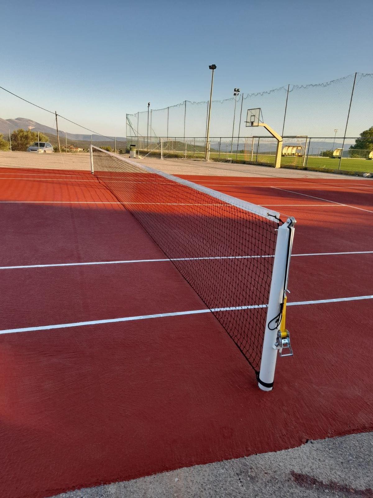 Εύβοια: Ο Πολιτιστικός Σύλλογος Αγίου Ιωάννη έφτιαξε γήπεδο τένις στη μνήμη του Λεωνίδα Βογιατζή