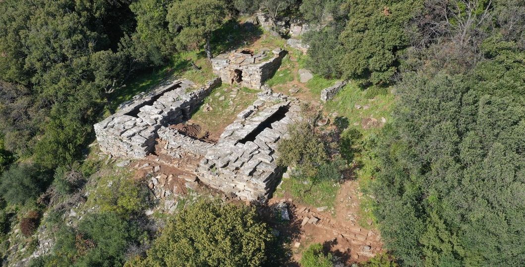 Δρακόσπιτα: Στα…«άδυτα» των αινιγματικών κτισμάτων της Εύβοιας- Γιατί λέγαν πως τα κατοικούσαν δράκοι