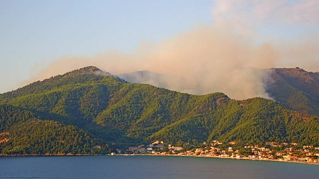 Μεγάλη φωτιά στη Θάσο: Μήνυμα εκκένωσης στα Κοίνυρα – Τραυματίστηκε εθελοντής