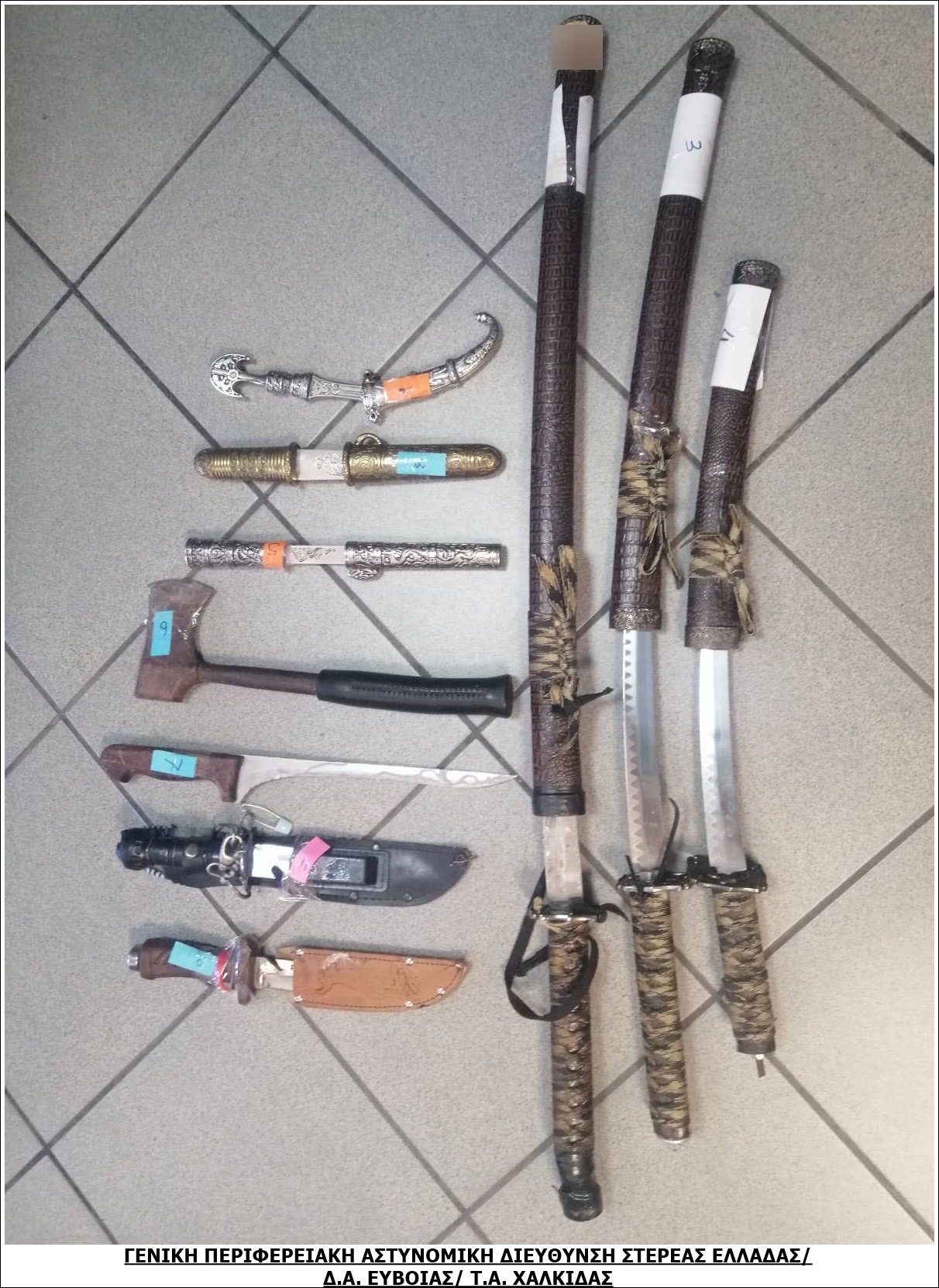 Εύβοια – Χαλκίδα: Έκρυβε όπλα, πιστόλια και σπαθιά μέσα στο σπίτι του (pics)