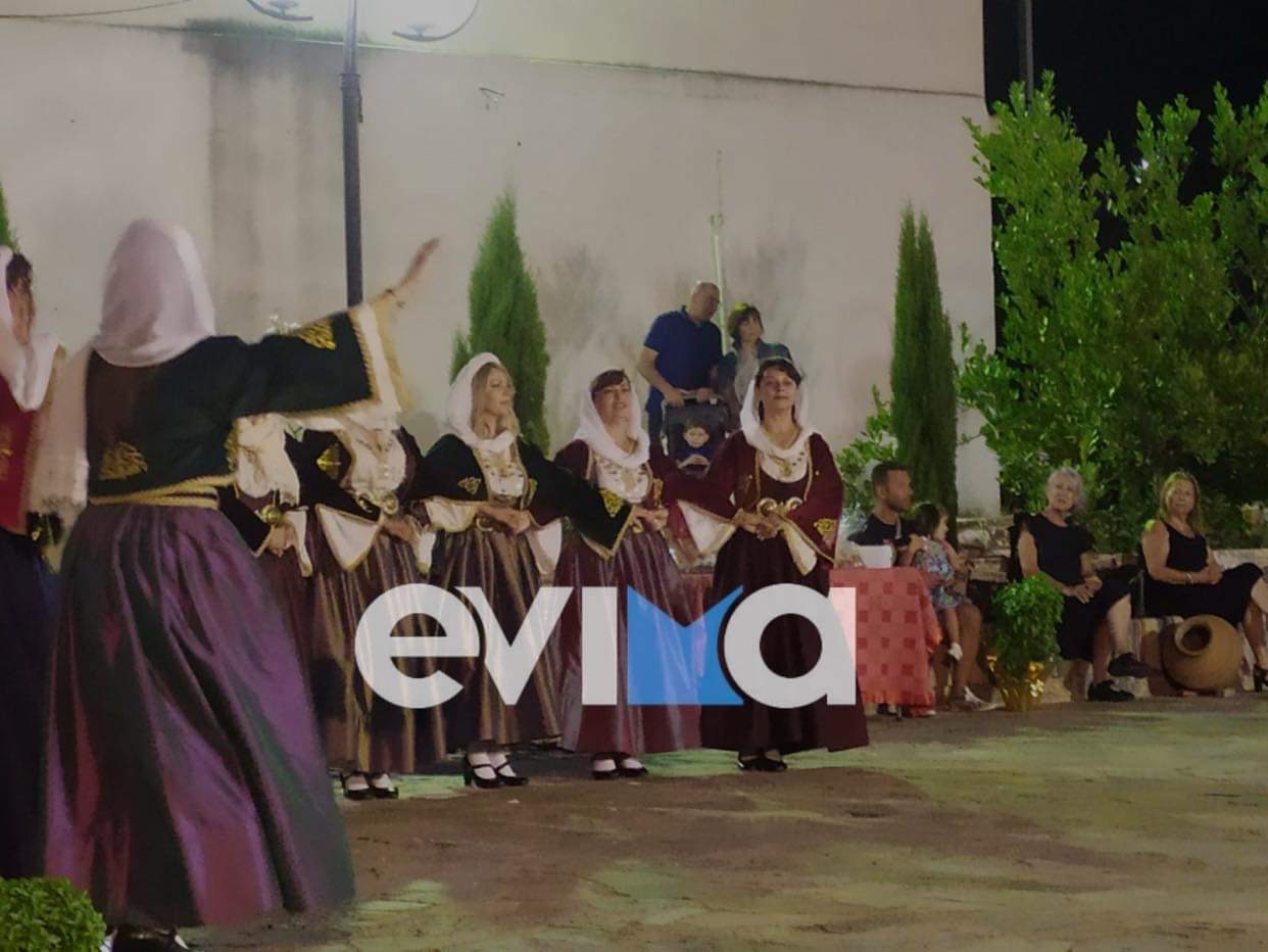 Εύβοια: Εντυπωσίασε το χορευτικό των Κριεζών στην πλατεία των Κοσκίνων (pics)