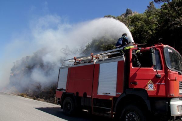 Φωτιά στα Οινόφυτα – Ακυρώσεις δρομολογίων από τον ΟΣΕ