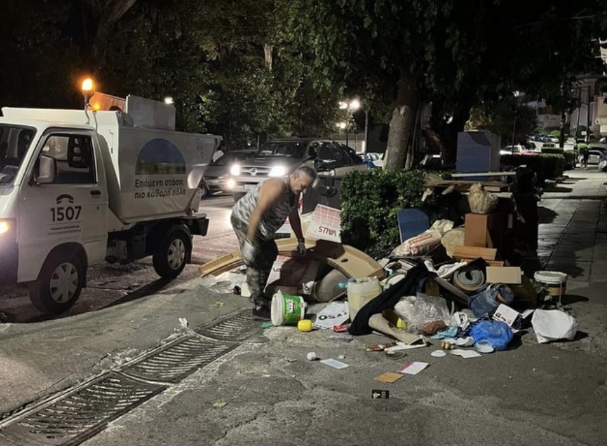 Εύβοια: Πέταξαν άχρηστα έπιπλα στη Σουβάλα- Αδιανόητες εικόνες για την παραλία- στολίδι της Χαλκίδας