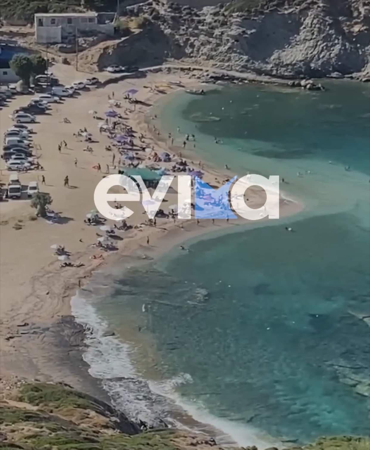 Εύβοια: Η παραλία σε σχήμα καρδιάς που σφύζει από κόσμο (pics)