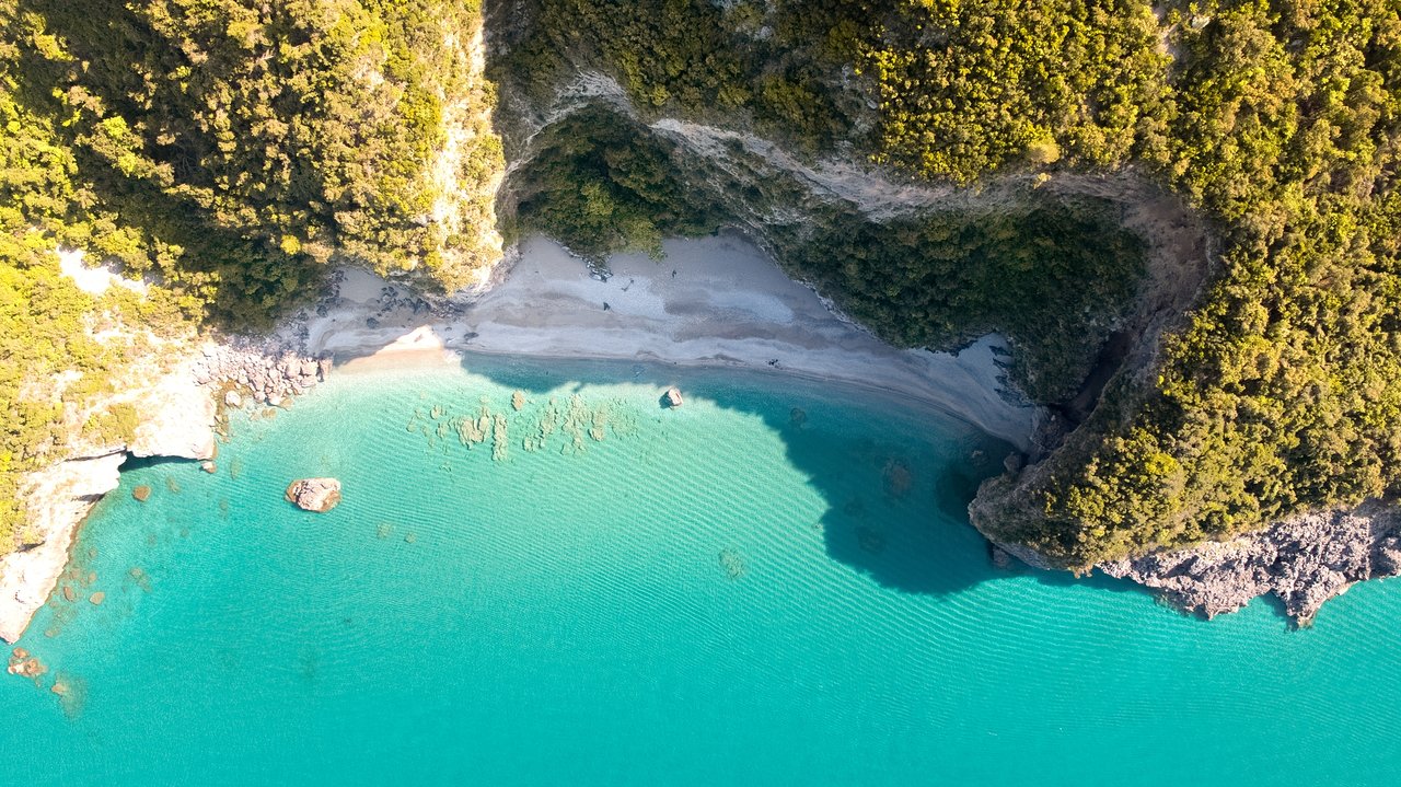 Χιλιαδού: Η εντυπωσιακή παραλία με τα μαγικά νερά