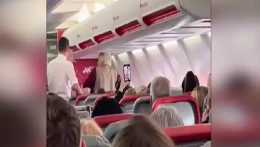 Aδιανόητες σκηνές σε πτήση προς Ρόδο: Γυναίκα επιτέθηκε σε αεροσυνοδό