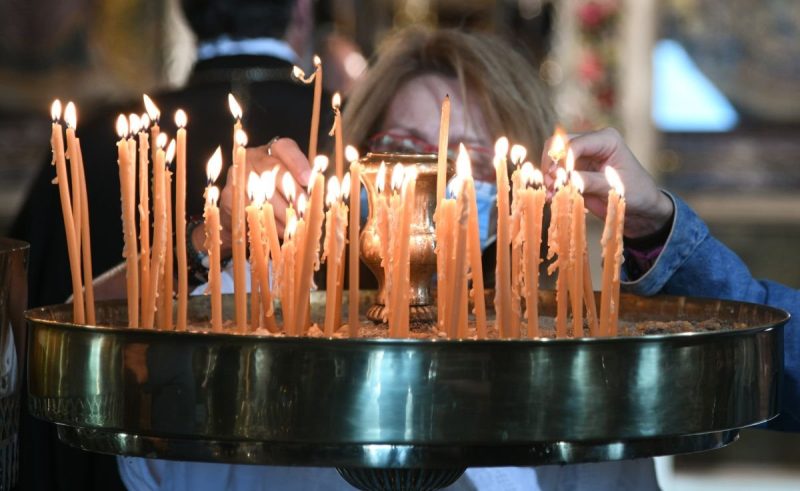 Τους έδιωξε από την εκκλησία επειδή φορούσαν μάσκες