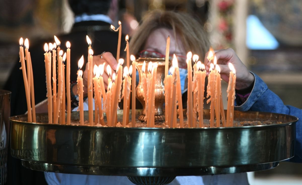 Τους έδιωξε από την εκκλησία επειδή φορούσαν μάσκες Τους έδιωξε από την εκκλησία επειδή φορούσαν μάσκες