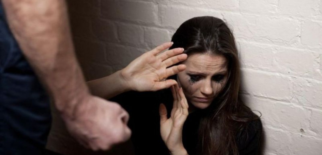 ΕΛ.ΑΣ: Μπαράζ συλλήψεων για περιστατικά ενδοοικογενειακής βίας σε μία εβδομάδα