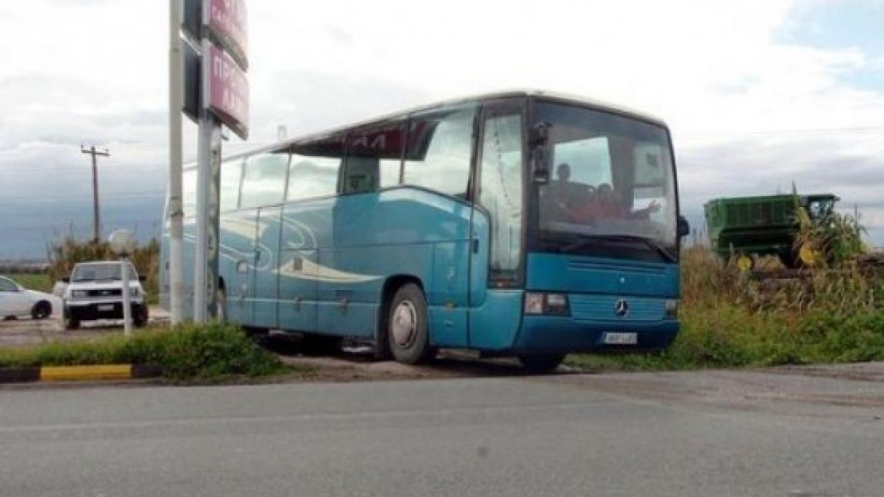 Eύβοια: Λεωφορείο φράκαρε εξαιτίας παρκαρισμένου οχήματος στην Χαλκίδα