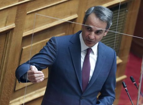 Βουλή: Ξεκίνησε η «μητέρα των πολιτικών μαχών»- Στο βήμα ο Μητσοτάκης