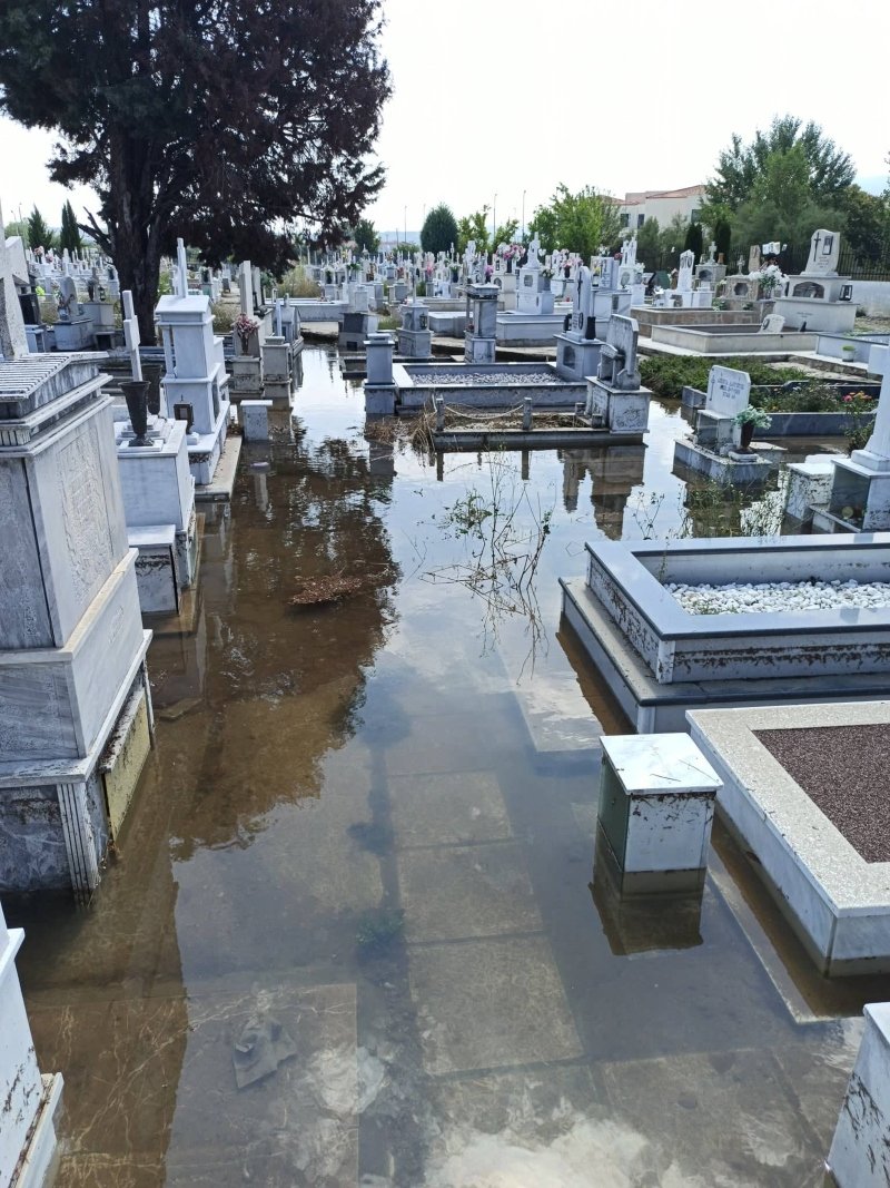 Κακοκαιρία: Πλημμύρισαν οι τάφοι λόγω της έντονης βροχόπτωσης