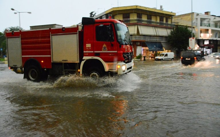Εγκλωβίστηκε αυτοκίνητο σε ορμητικά νερά στο Κερατσίνι: Ποτάμια οι δρόμοι της πρωτεύουσας
