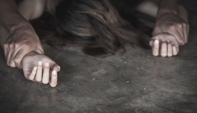 Σοκ: 3 συλλήψεις ανηλίκων για τον βιασμό 13χρονης σε εγκαταλειμμένο σπίτι