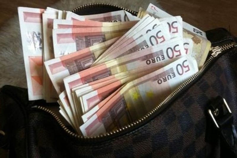 Βρήκε τσάντα με 4.500 ευρώ και την παρέδωσε στην αστυνομία