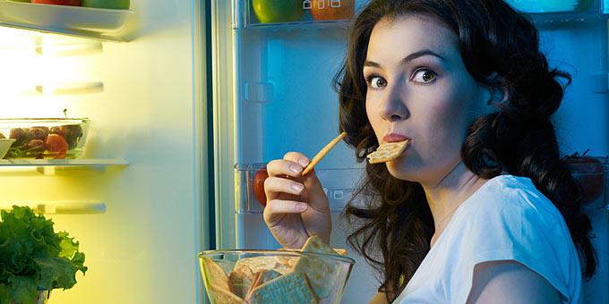 Έρευνα: Το φαγητό συχνά το βράδυ αυξάνει την πιθανότητα κατάθλιψης και άγχους