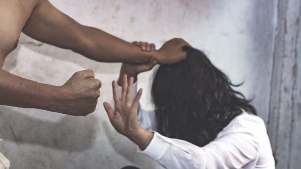 Άγριο περιστατικό ενδοοικογενειακής βίας σε ταβέρνα μπροστά στα μάτια θαμώνων