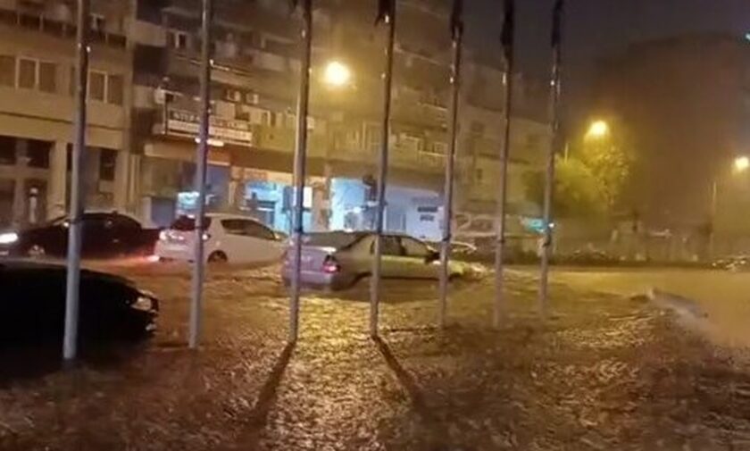 Καιρός: Πλημμύρισαν δρόμοι στη Θεσσαλονίκη – Κλειστό το τούνελ Ευόσμου
