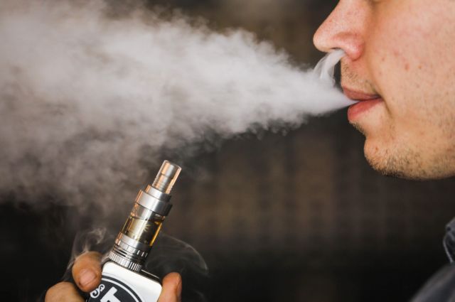 Έρευνα: Έφηβοι είναι πιθανότερο να γίνουν ατμιστές αν οι γονείς τους είναι καπνιστές