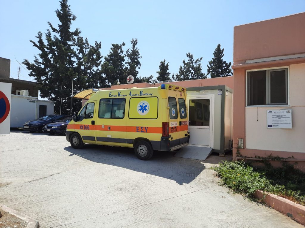 Ασθενοφόρο τράκαρε… με ελιά ενώ είχε δεχτεί κλήση από τροχαίο: Τραυματίας ο γιατρός
