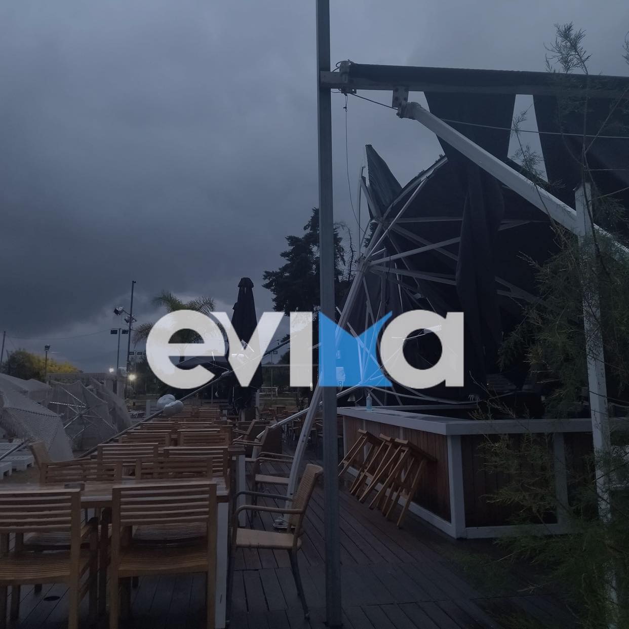 Η κακοκαιρία «επελαύνει» στην Εύβοια: Δέντρα ξεριζώθηκαν στον Δήμο Ιστιαίας- Αιδηψού