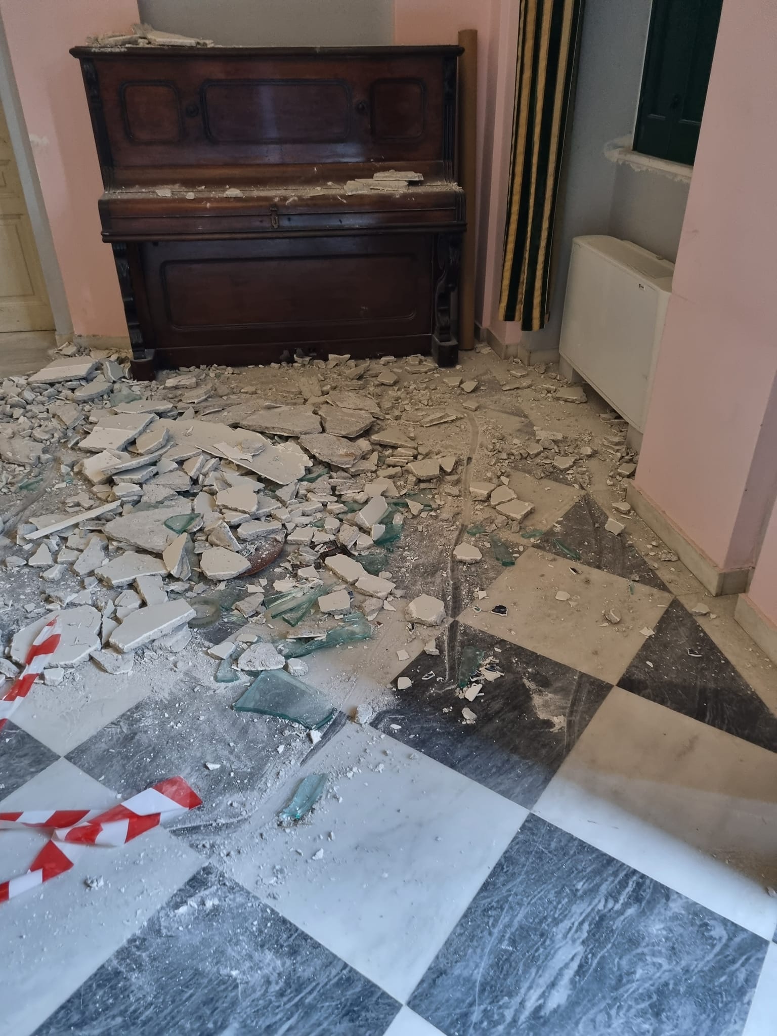 Σοβαρές ζημιές στο Δημαρχείο Ανατολικής Σάμου μετά τους σεισμούς- Δείτε εικόνες