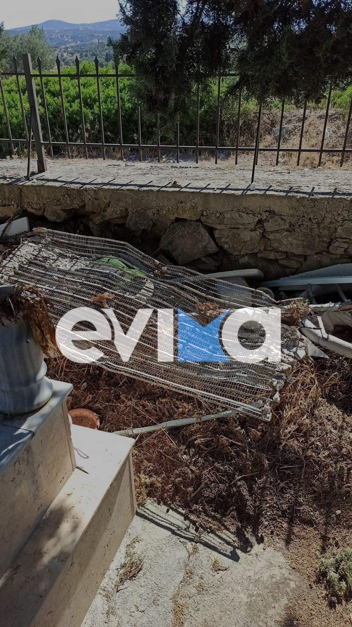 Εύβοια: Εικόνες διάλυσης στο κοιμητήριο Αλιβερίου- Σκουπίδια και μπάζα ανάμεσα στους τάφους