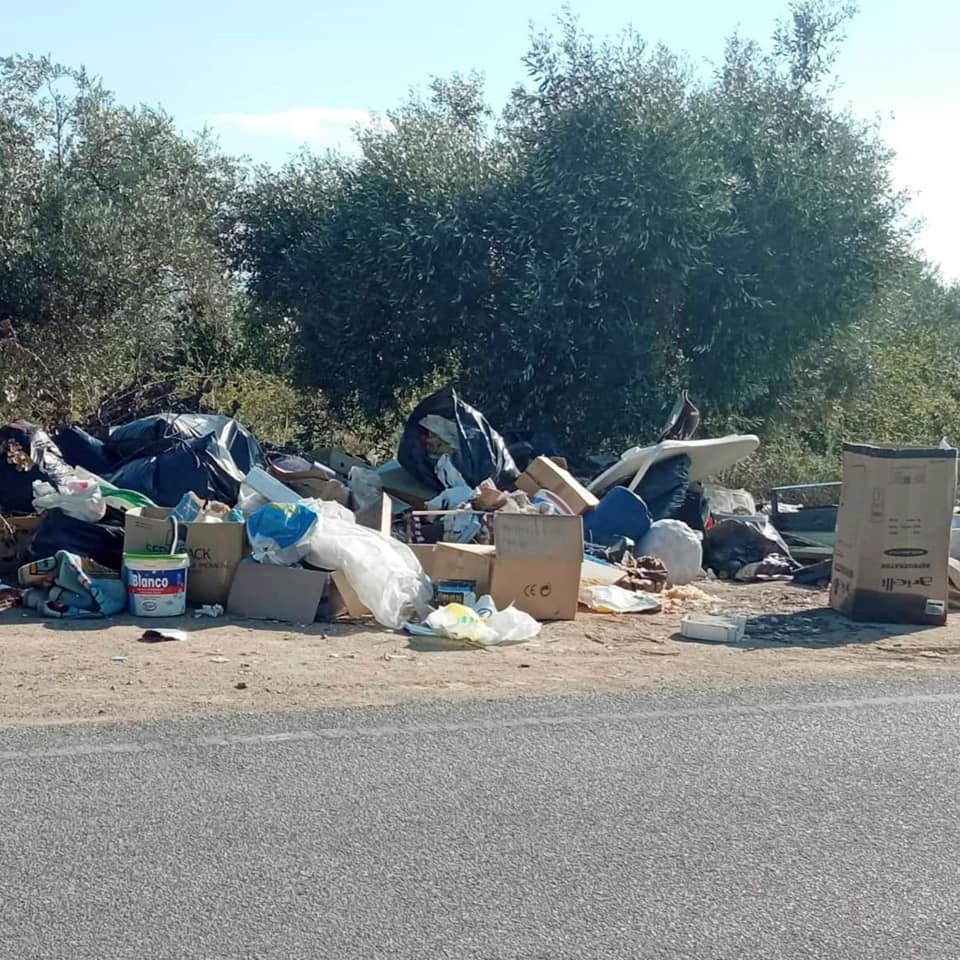 Εύβοια: «Βουνό» τα σκουπίδια στον περιφερειακό Λουτρών Αιδηψού