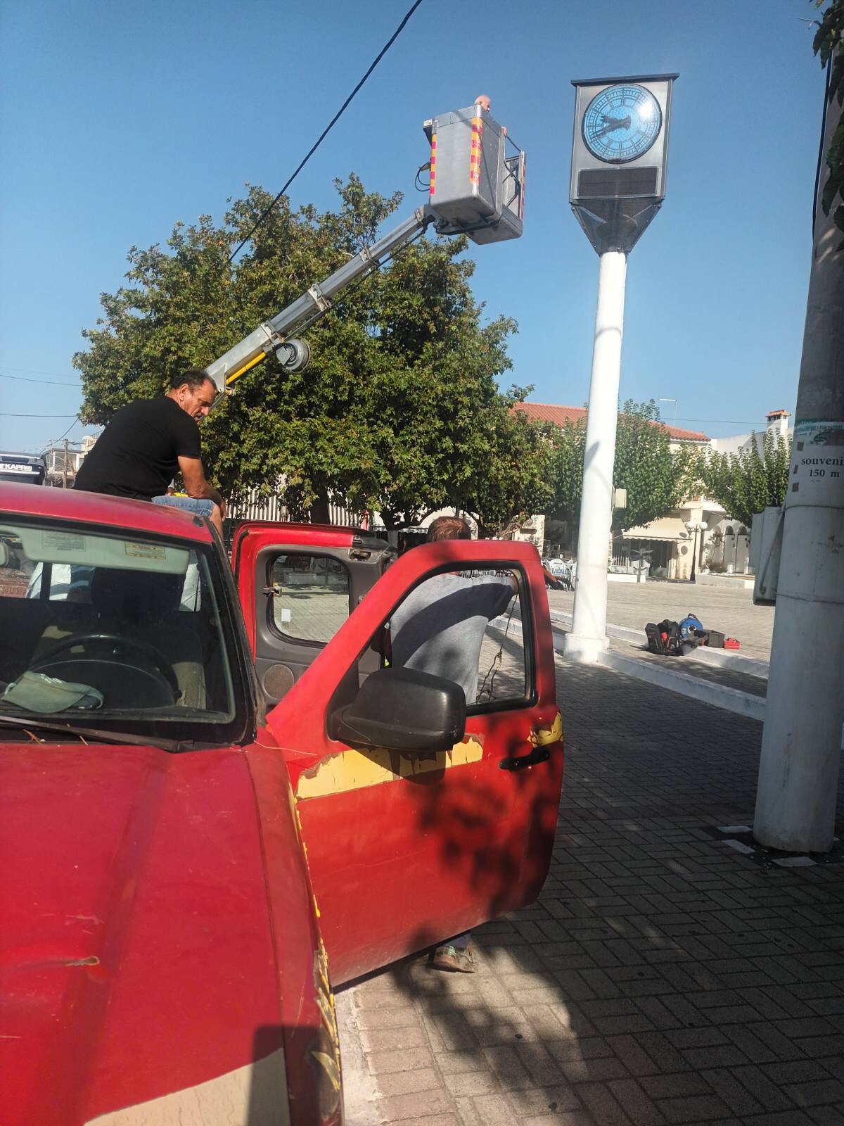 Εύβοια: 3 όψεων το νέο ρολόι στην κεντρική πλατεία της Αμαρύνθου- Δείτε εικόνες