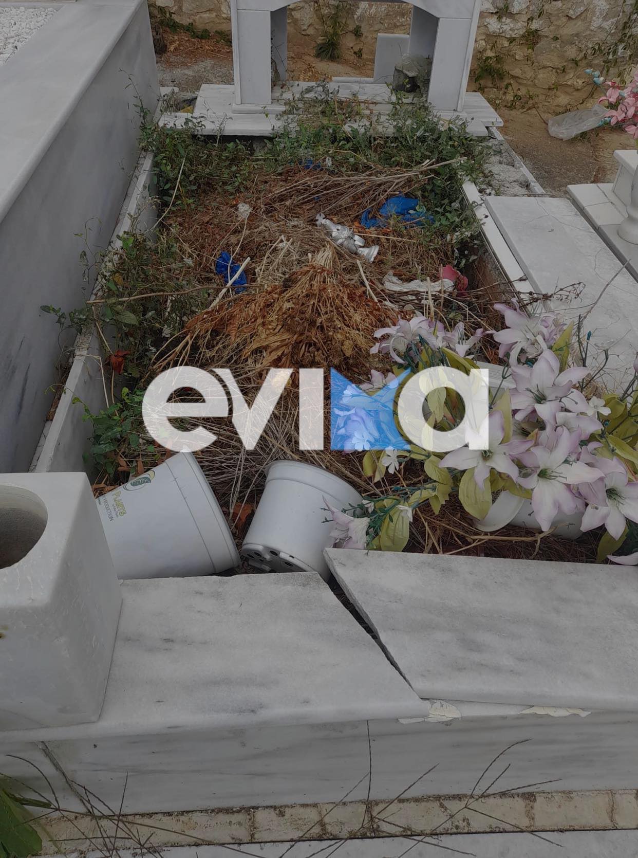 Εύβοια: Εικόνες ντροπής στο κοιμητήριο της Κύμης – Ασυνείδητοι το μετέτρεψαν σε χωματερή