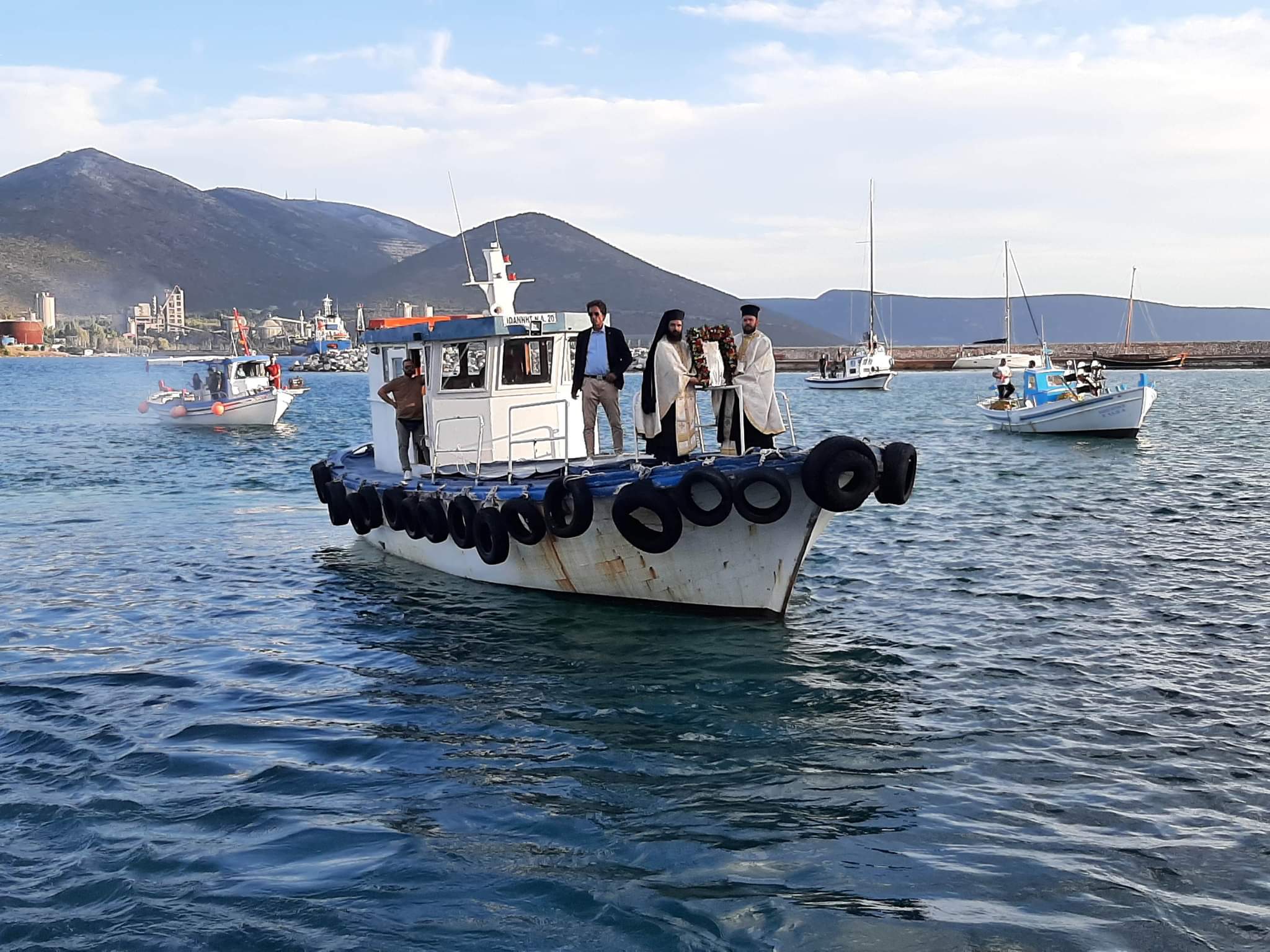 Κάραβος Αλιβερίου: Με αλιευτικό σκάφος η λιτάνευση της εικόνας του Οσίου Κυριάκου (pics)