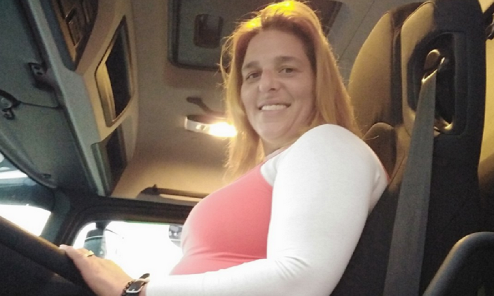 Η 40χρονη οδηγός νταλίκας που «διαλύει» τα στερεότυπα