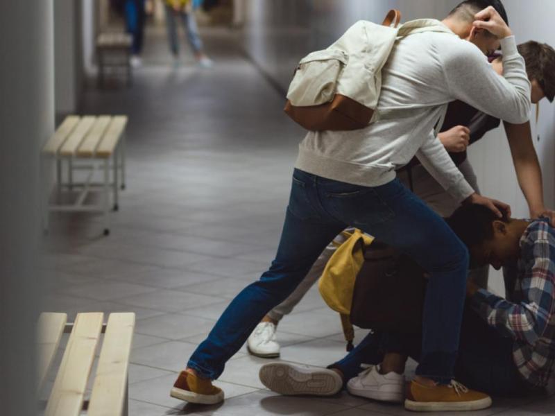 Σοβαρό επεισόδιο με ξύλο, μπουνιές και κλωτσιές μεταξύ μαθητών έξω από σχολείο