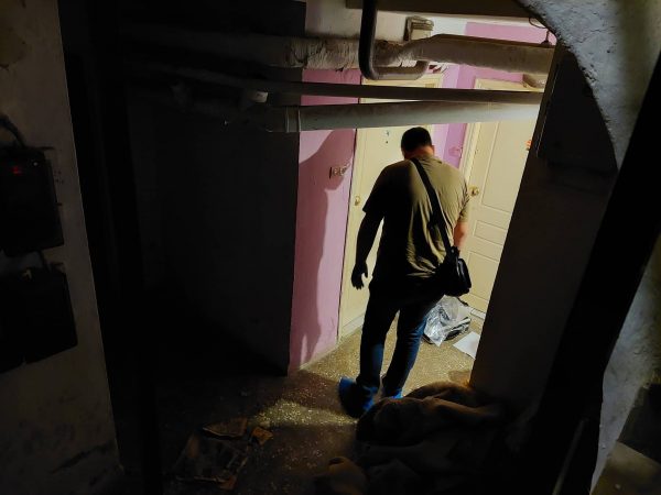 Θρίλερ με την άγρια δολοφονία της 35χρονης – Tο υπόγειο σπίτι που βρέθηκε νεκρή [Εικόνες]