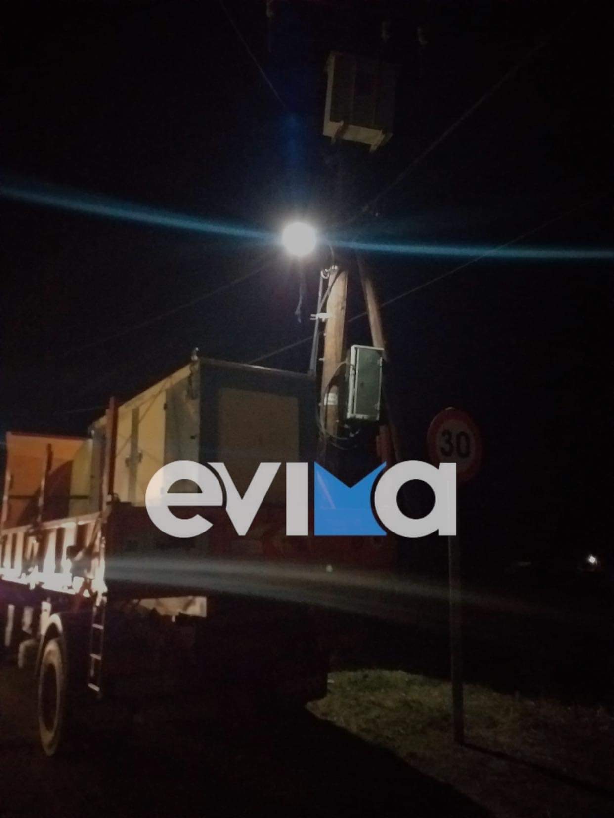 Βόρεια Εύβοια: Πτώση πεύκου σε καλώδια της ΔΕΗ – Με γεννήτρια η ηλεκτροδότηση στο Ρετσινόλακο