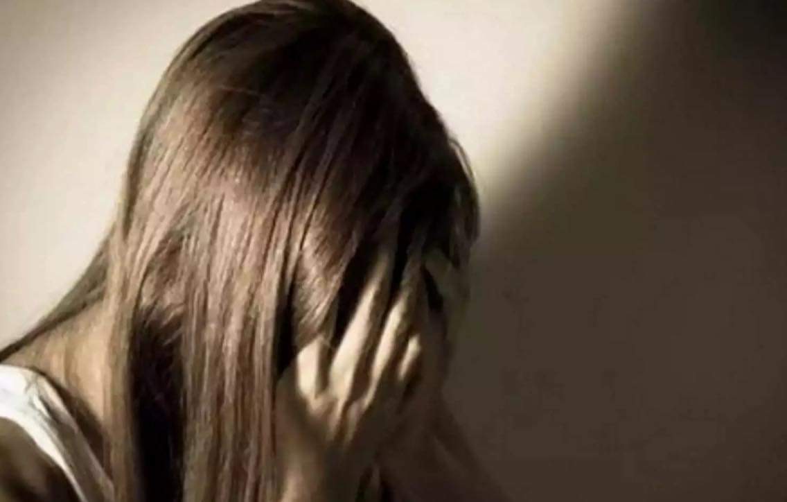Σοκ: 13χρονη έκοψε τις φλέβες της σε παιδική χαρά