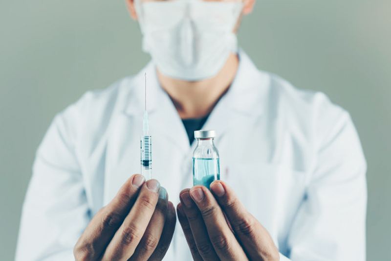 Πλεύρης: Εξετάζεται διαγραφή προστίμων στους άνω των 60 που εμβολιάστηκαν