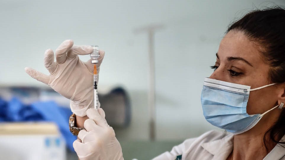 Κορονοϊός: Ποιοι πρέπει να κάνουν τα επικαιροποιημένα εμβόλια