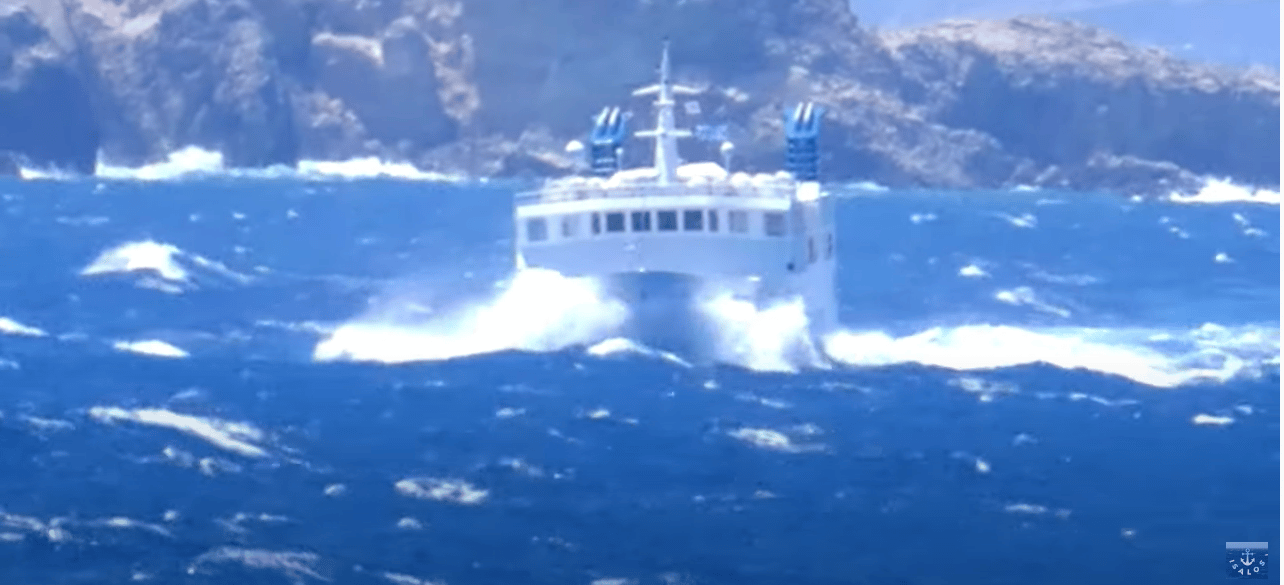 Πλοίο μάχεται με τα αγριεμένα κύματα …και βγαίνει νικητής – Εντυπωσιακό βίντεο