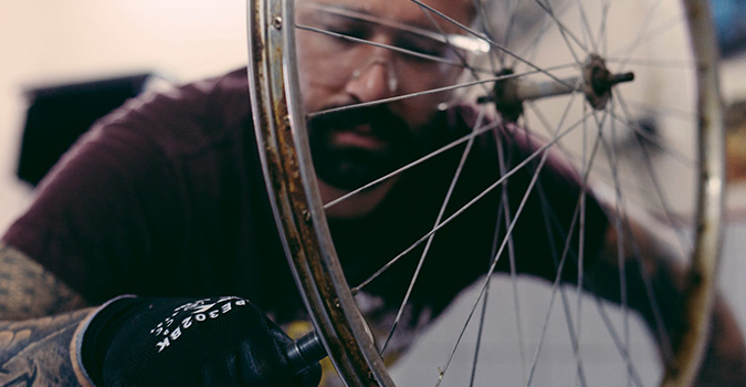 Παλιά ποδήλατα παίρνουν ζωή στα χέρια του Μάριου Φωτόπουλου