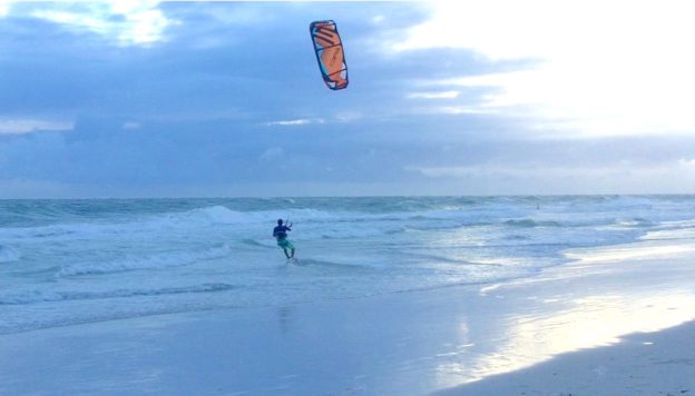 Παρασύρθηκε από τον αέρα ενώ έκανε kite surf και το Λιμενικό του επέβαλε πρόστιμο επειδή αγνόησε τον καιρό