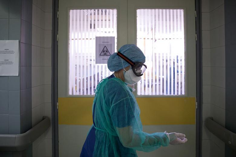 Κορονοϊός: 106 θάνατοι, 127 διασωληνωμένοι από covid-19 – Μείωση παρουσιάζει η γρίπη