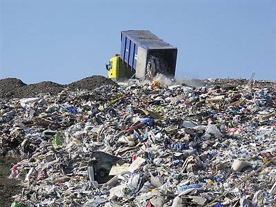 Εύβοια: Σκουπίδια στοιβαγμένα σε φορτηγά – Μεγάλο αδιέξοδο σε Ερέτρια, Κάρυστο, Κύμη και Αλιβέρι
