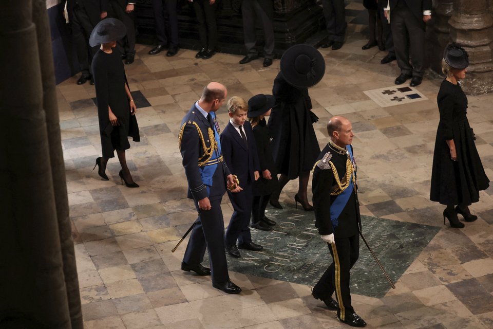 Βασίλισσα Ελισάβετ: Συγκινημένα τα δισέγγονά της στην πομπή της κηδείας της