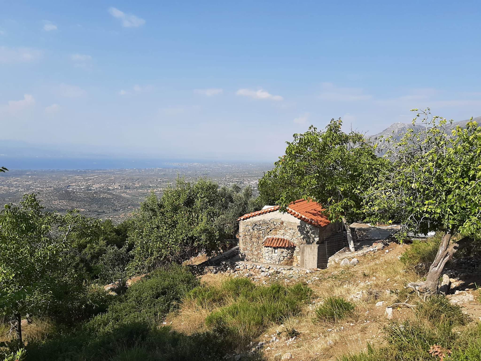 Το «γραφικό» εκκλησάκι της Εύβοιας με την πανέμορφη θέα (pics)
