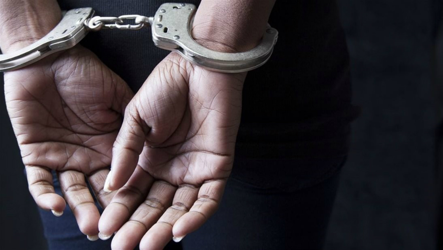 Μία γυναίκα συνελήφθη επειδή έδειρε τον άνδρα της με σκουπόξυλο